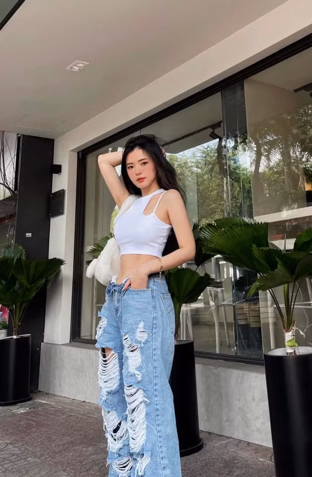 Không chỉ thế, người đẹp 8x còn zoom cận nhan sắc và vòng 2 của mình nhằm đưa ra bằng chứng phủ nhận thông tin.