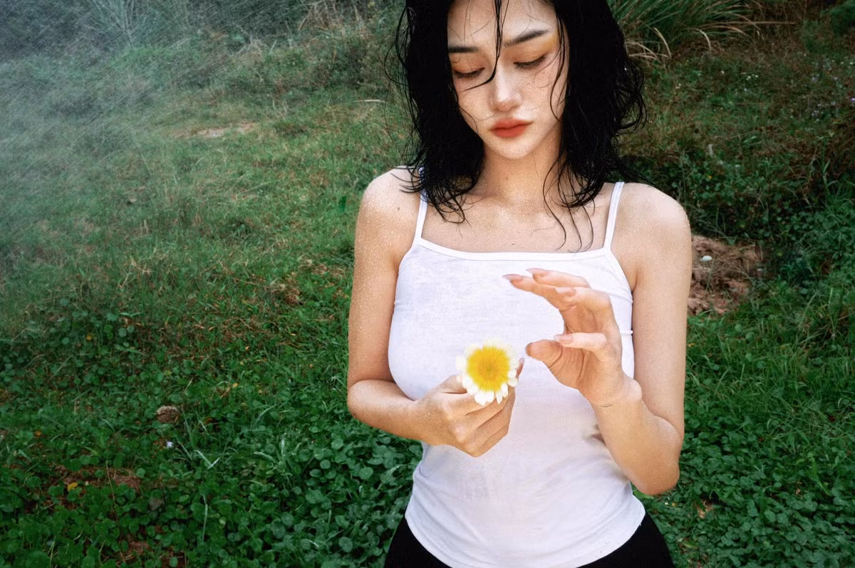 Ngọc Bích sở hữu cho mình hình xăm ấn tượng ngay vòng 1, cùng body săn chắc nên cô nàng thường xuyên mặc trang phục táo bạo.
