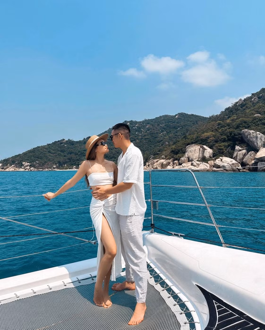 Không tiết lộ thu nhập cụ thể của mình nhưng Phong Đạt và Linda cho biết: “Trong trường hợp xây dựng được hình ảnh tốt, những người có khoảng 2 - 3 triệu người theo dõi trên TikTok thì có thể kiếm được 200 - 300 triệu đồng/tháng là bình thường”. Qua chia sẻ này đủ hiểu cặp đôi đã kiếm bộn tiền như thế nào.