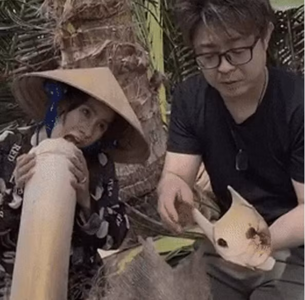 Hình ảnh dân dã của vợ chồng Bà Nhân nhanh chóng thu hút sự chú ý của cư dân mạng.