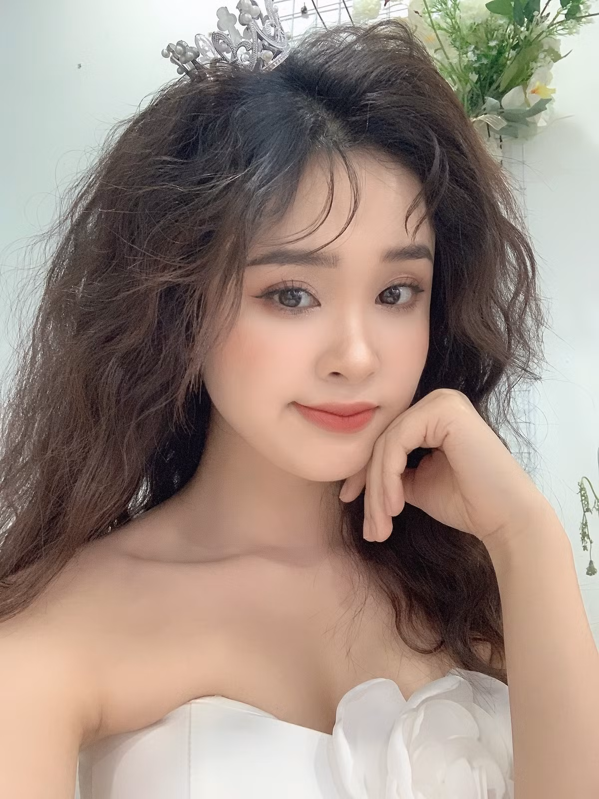 Nàng hot girl 2K từng đoạt danh hiệu Á khôi Sinh viên Việt Nam 2018, đồng thời từng là Hoa khôi Sinh viên Nghệ An và lọt vào top 30 thí sinh xuất sắc nhất cuộc thi Hoa hậu Việt Nam 2020.