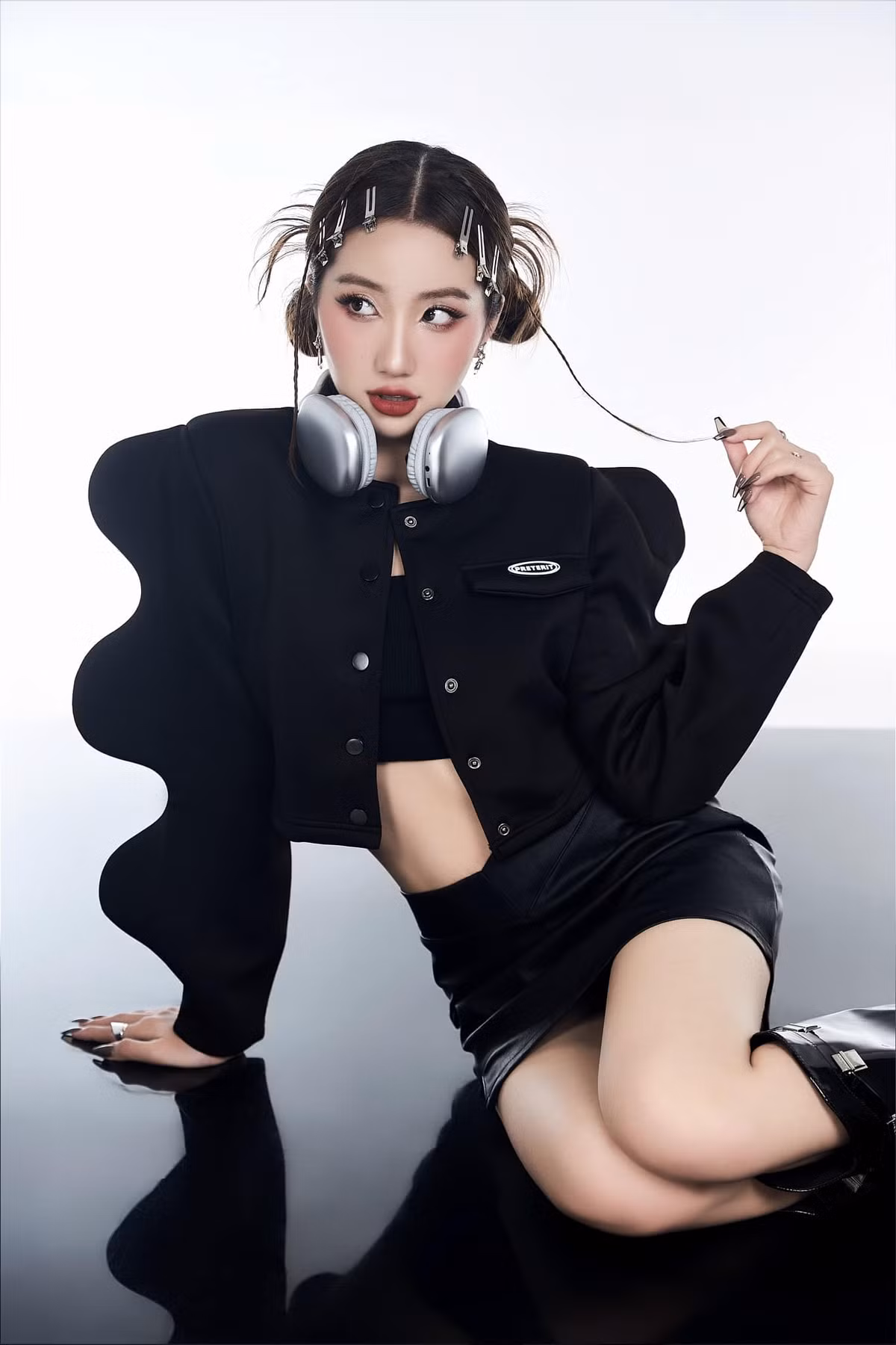 Nhiều người nhận xét dù không quá lộng lẫy nhưng đường nét trên gương mặt vẫn thu hút khi cô nàng không trang điểm.