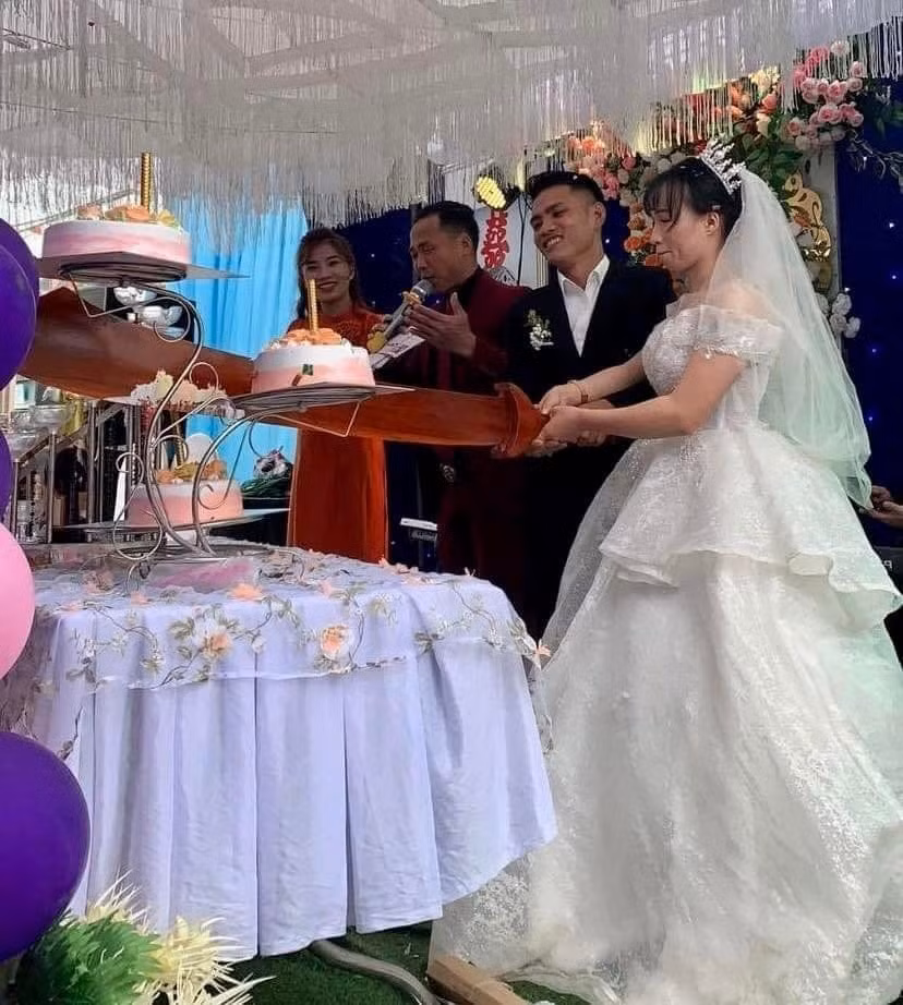 Quả thực, đám cưới chỉ có một lần trong đời nên cô dâu chú rể cứ thoải mái sáng tạo để có thêm nhiều kỷ niệm vui nhộn.
