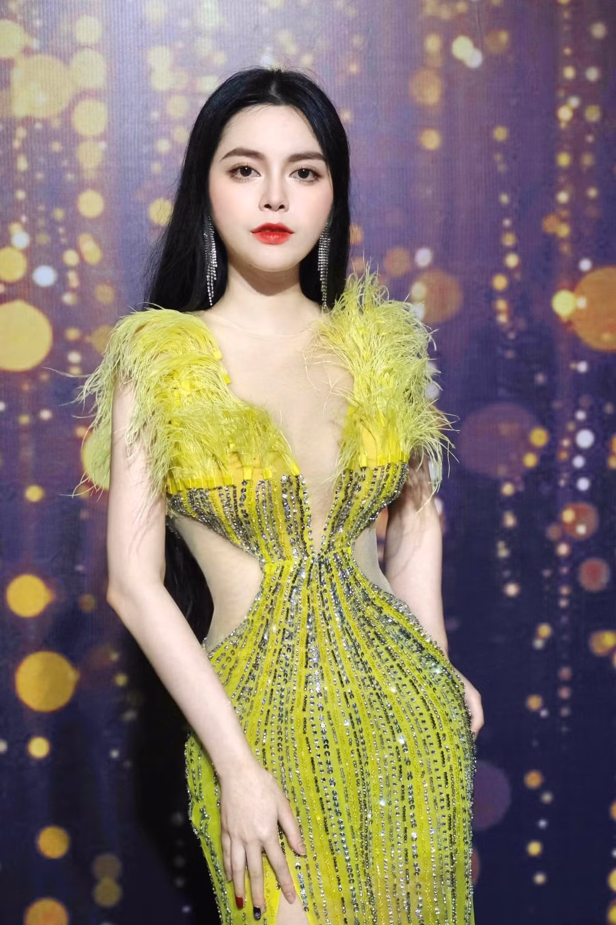 Cao Diệp Anh sở hữu hình thể khá sáng, cô cao 1m72 cùng số đo 3 vòng 92 - 55 - 92 cm.