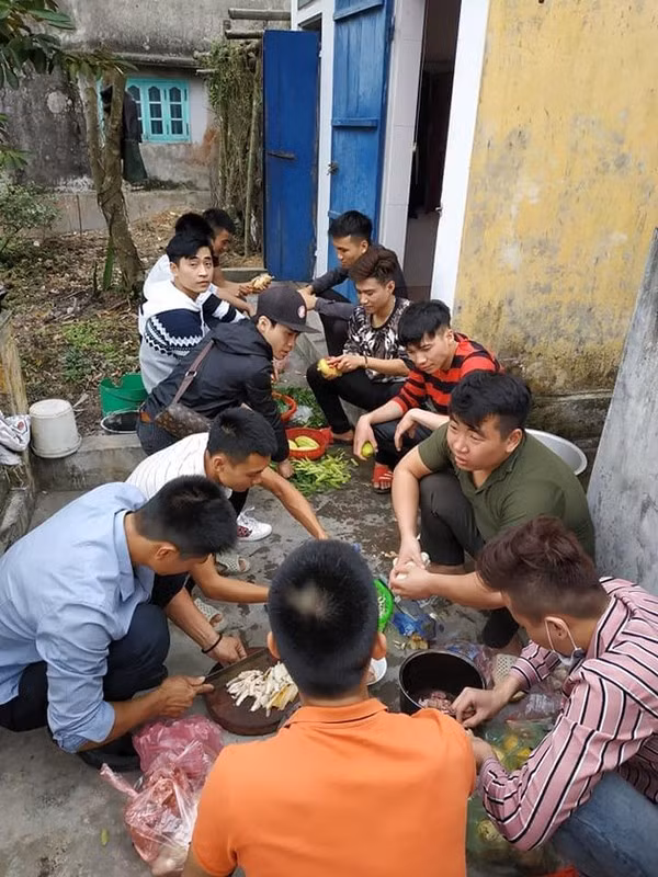 Những người đàn ông hàng chục năm bươn chải với đời, là trụ cột vững chắc cho gia đình, nay cũng tay dao, tay thớt cực kì khéo léo và kiên nhẫn.