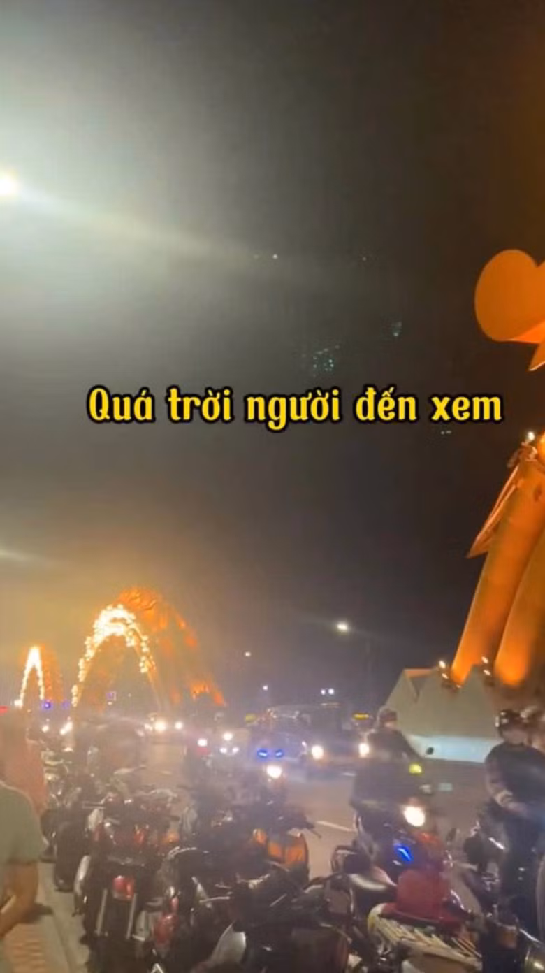 Mới đây, trên mạng xã hội xuất hiện đoạn clip một anh chàng chia sẻ trải nghiệm khó quên khi lần đầu được ngắm cầu Rồng phun lửa, phun nước.