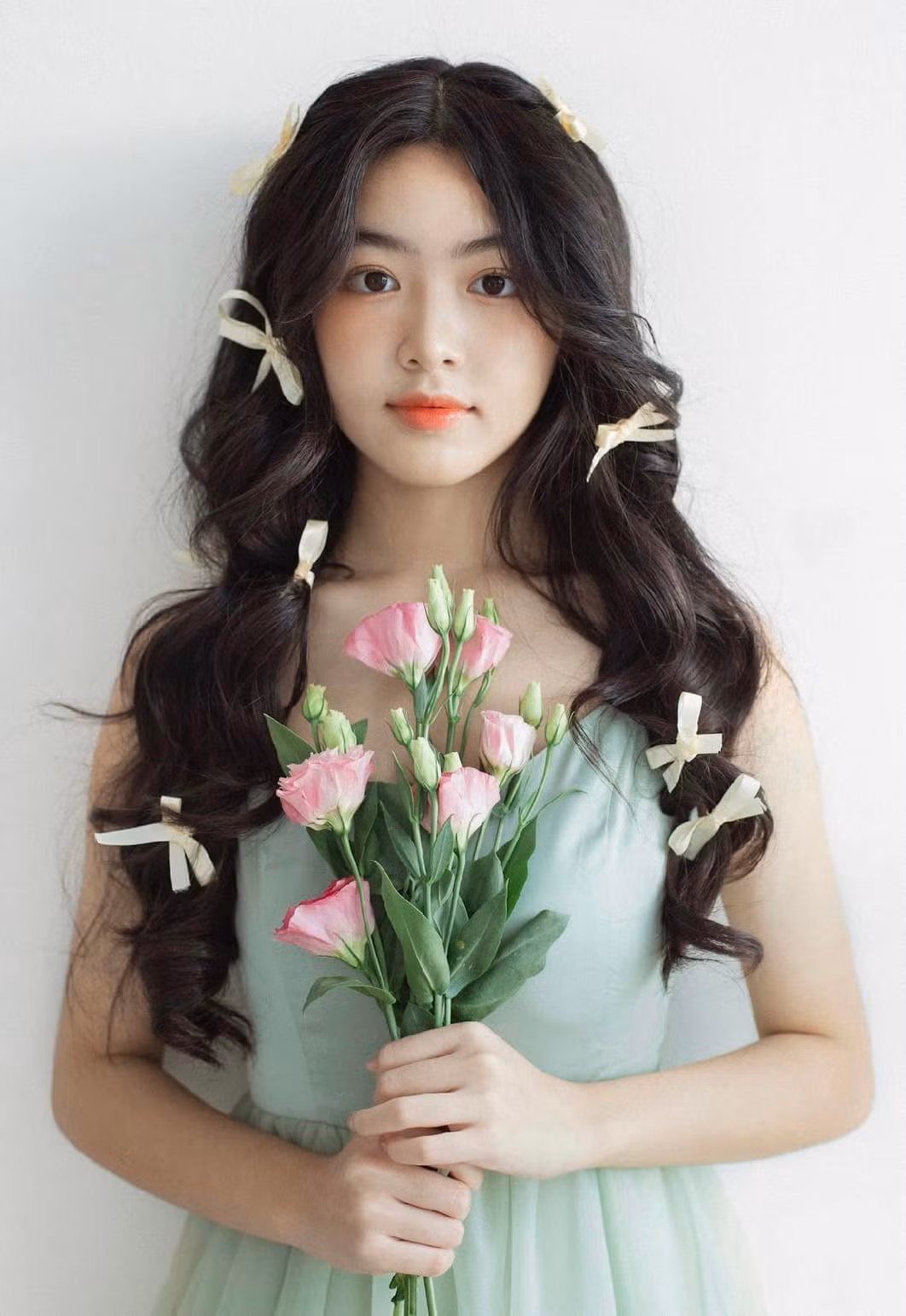 Dưới phần bình luận bài đăng, rất nhiều người xuýt xoa trước ngoại hình đẹp miễn chê của Lọ Lem. Có người còn khẳng định nhan sắc này không thi hoa hậu thì hơi phí.