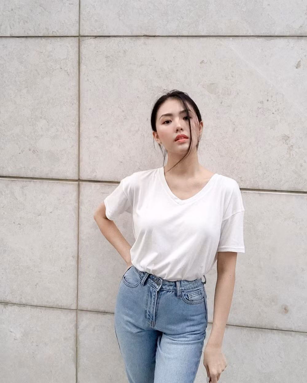 Phong cách thời trang thanh lịch, gợi cảm của Kim My cũng là một trong những điểm thu hút của cô. Ảnh: FBNV