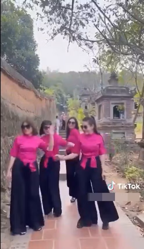 Ai cũng thừa hiểu rằng đi đến những nơi những nơi linh thiêng thì phải ăn mặc giản dị, kín đáo, cử chỉ phản duyên dáng, nhẹ nhàng, không khó hiểu khi hành động của 4 cô gái lại nhận về nhiều "gạch đá" đến thế.