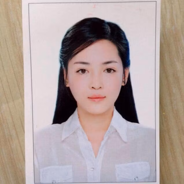 Cô cho biết vì nhan sắc hiện tại trông quá khác ảnh thẻ 8 năm trước nên đã bị hải quan giữ lại. Đó cũng là lý do tại sao cô phải chụp ảnh hộ chiếu mới.