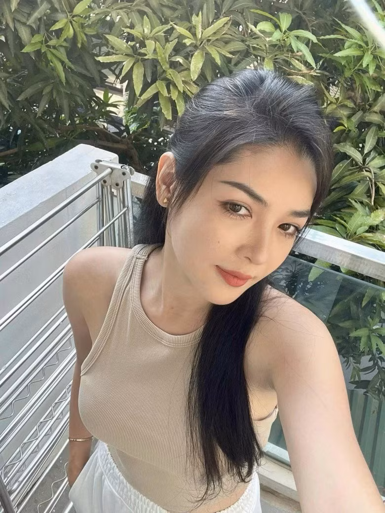 So với hình ảnh 8 năm trước, Vũ Thanh Quỳnh ngày càng nhuận sắc hơn, những đường nét trên gương mặt của cô cũng dần hài hòa và tự nhiên hơn.