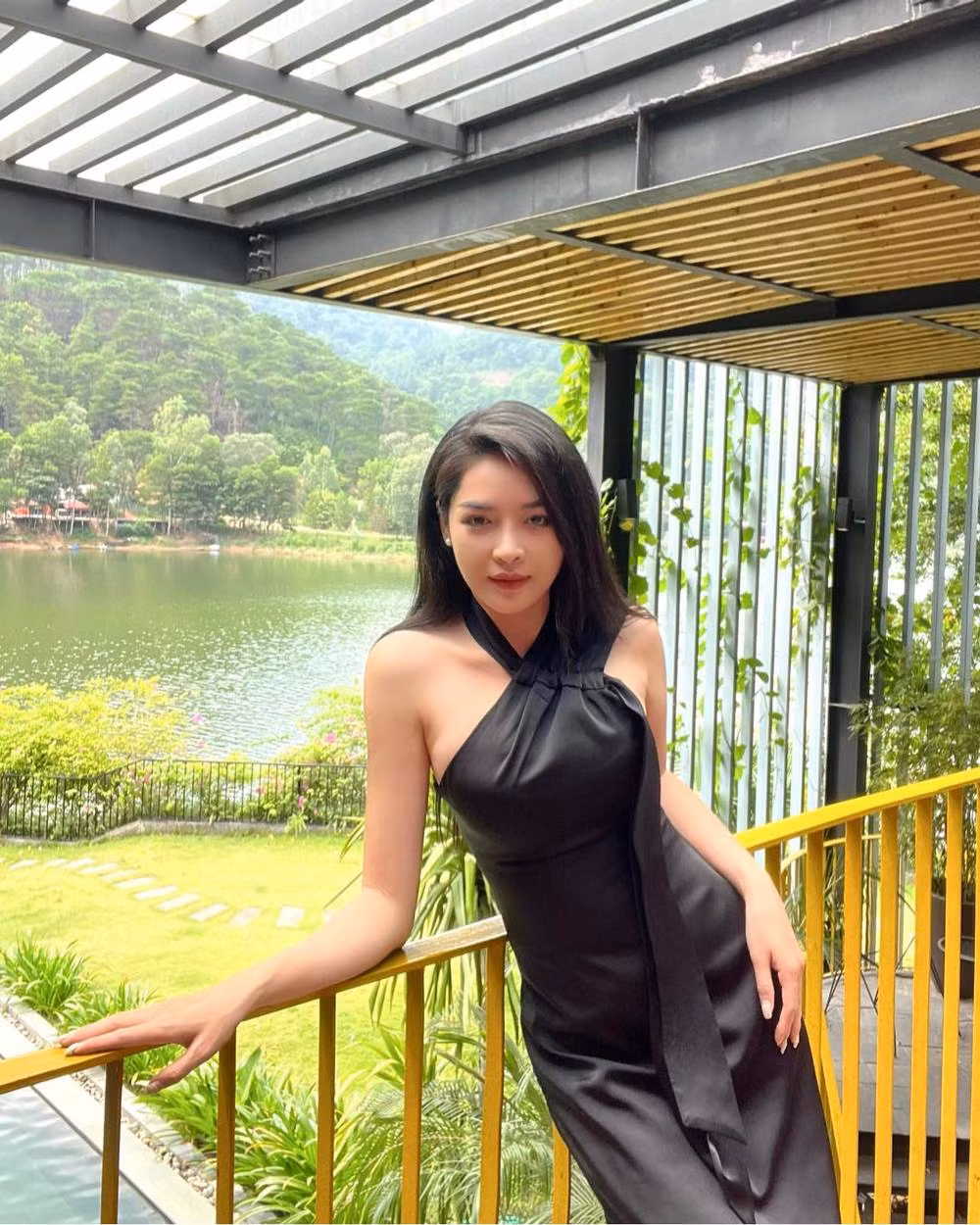 Được biết, hiện tại cô nàng đang làm việc tại một bệnh viện thẩm mỹ có tiếng.