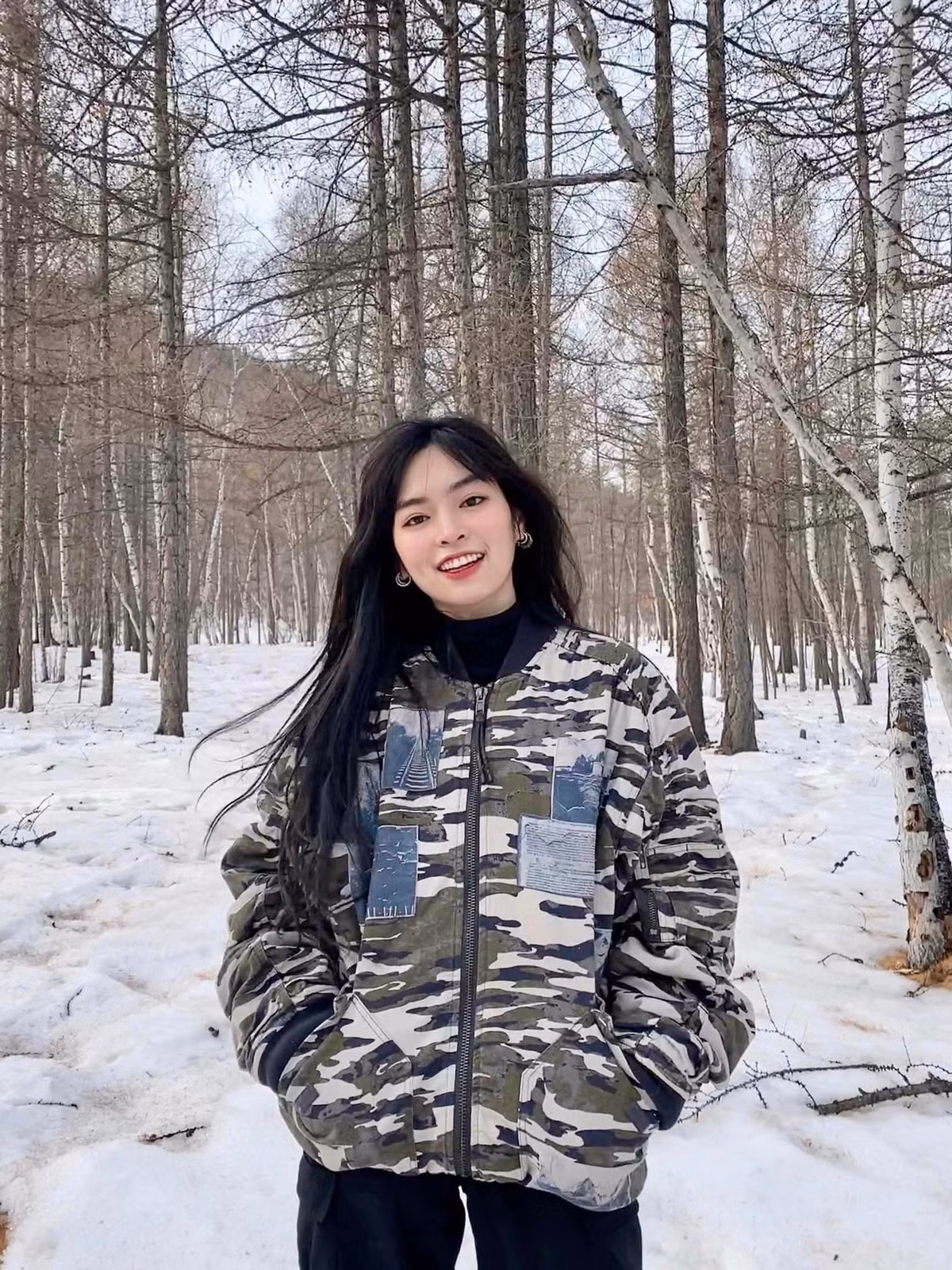 Trong những khung hình đi vi vu xịn sò, hot girl Mắt Biếc nhận được nhiều lời khen bởi nhan sắc rạng rỡ và gu thời trang sành điệu.