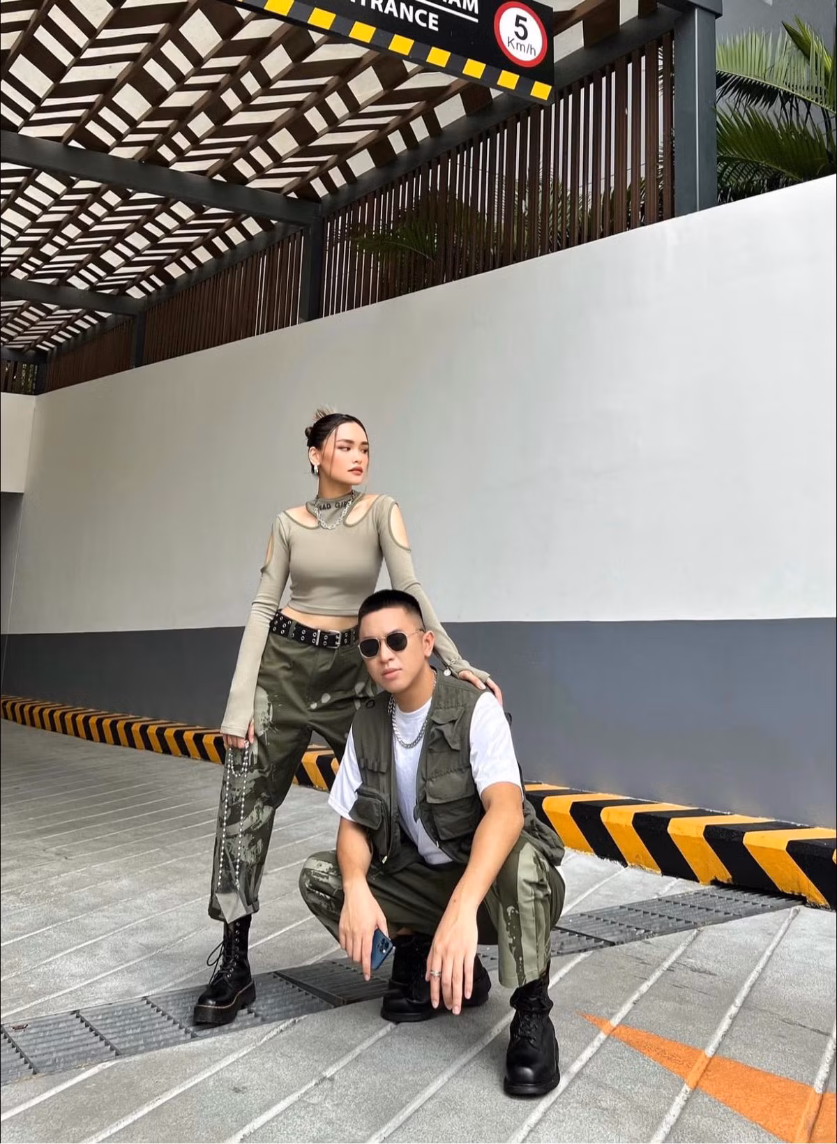 "Nhưng thực sự là hai người có tình cảm, có thể cảm nhận rồi. Nhưng cả hai đang ở xa nên chưa có gì đó rõ ràng. Cũng không biết thế nào nhưng đợt về Việt Nam ngày đầu tiên anh đón em là anh cưỡng hôn em luôn”, Linda Ngô chia sẻ.