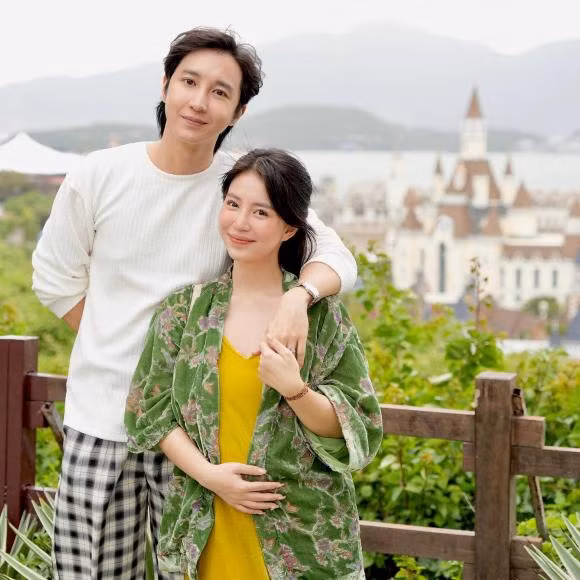Dù rất vui khi chào đón con trai đến với thế giới này nhưng hot girl Mẫn Tiên vẫn giấu mặt bé.