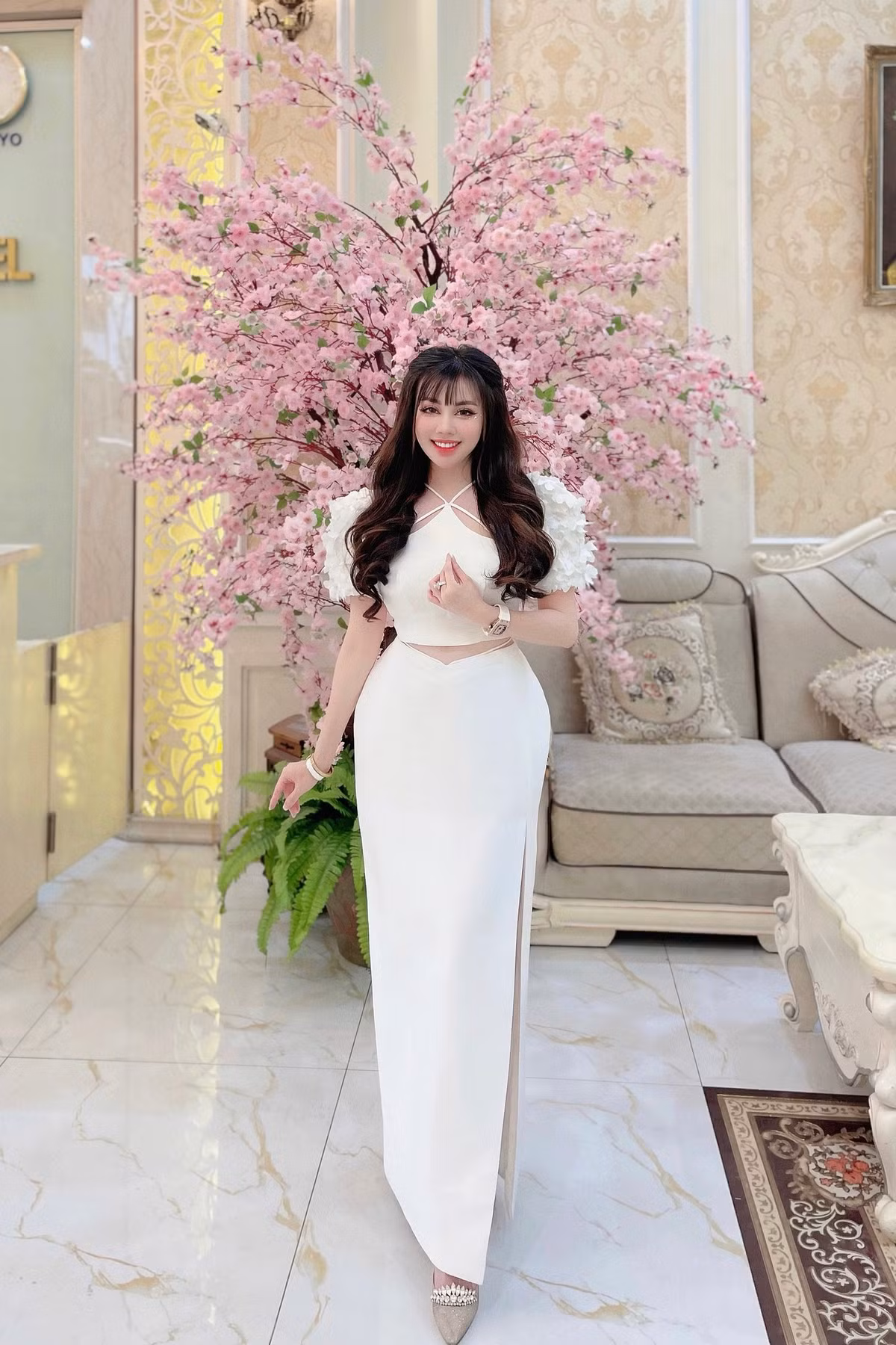 Đặc biệt mỗi lần lên giảng đường Âu Hà My lại ưa chuộng diện áo dài, khoe đường cong như điêu khắc.