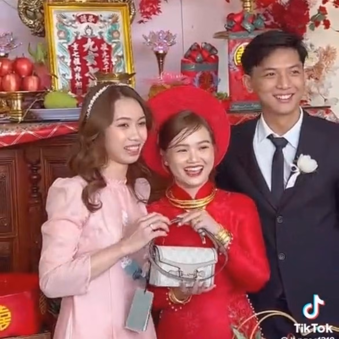 Nhiều người không khỏi xuýt xoa trước tình bạn thân thiết và chất lượng này. Được biết cô dâu thích túi này từ lâu và người bạn đã dành dụm tiền chờ đám cưới để tặng.