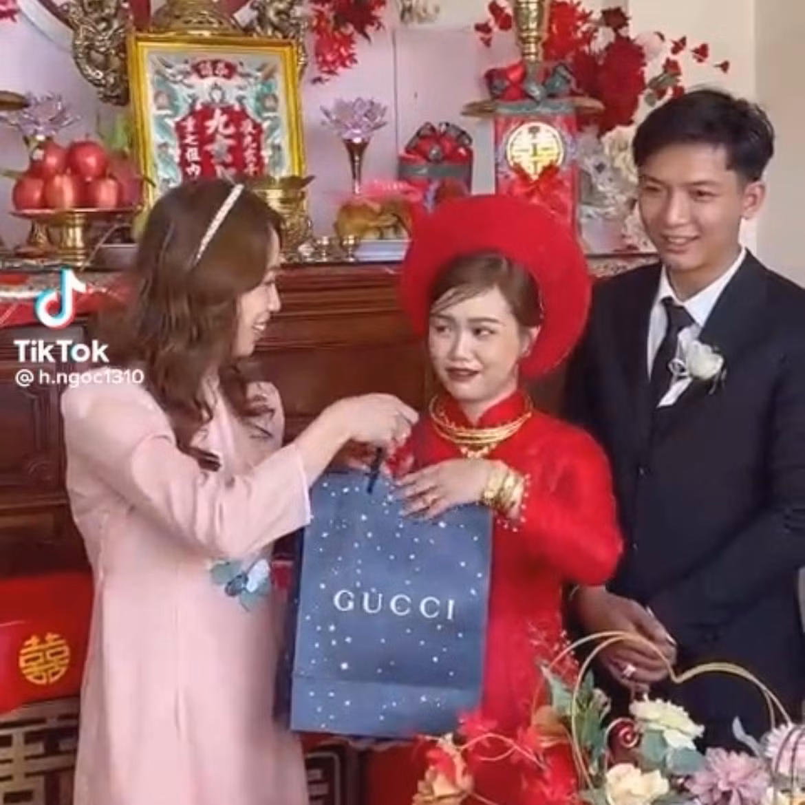 Theo clip ghi lại, người bạn thân của cô dâu xuất hiện và trao cho cô dâu một món quà "mọn". Thế nhưng, quà "mọn" khi vừa lộ diện đã khiến bao người xuýt xoa, bởi đó chính là chiếc túi xách hiệu Gucci đắt đỏ.