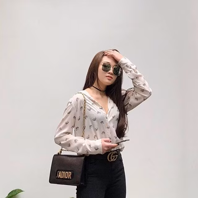 Bên dưới phần bình luận, phần đông các ý kiến đều dành sự xuýt xoa không ngớt cho phong cách ăn mặc sang chảnh của cặp mẹ con.