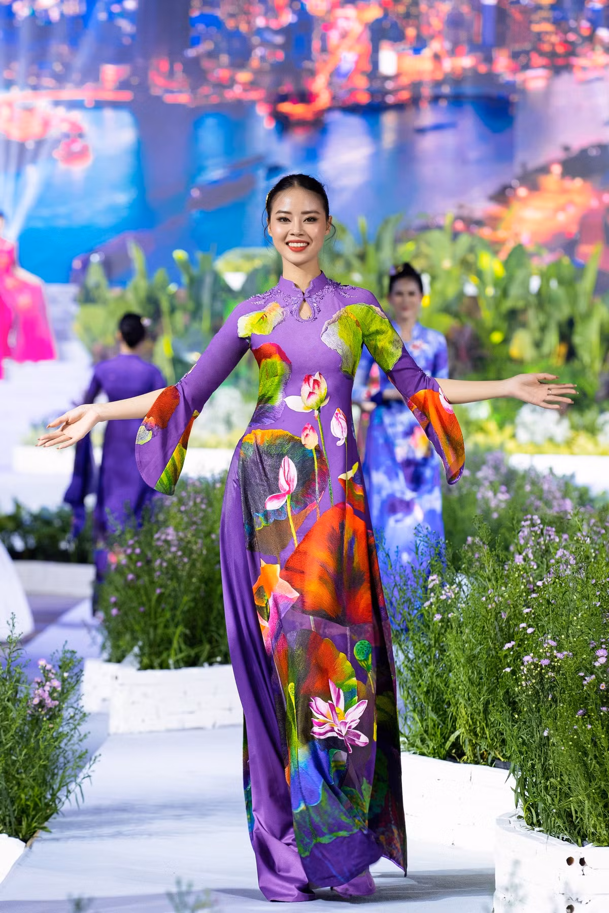 BST được thực hiện với những kỹ thuật thêu tay và đính kết thủ công cầu kỳ, tinh xảo của hàng trăm nghệ nhân đến từ các làng nghề thêu may truyền thống tại Thường Tín, Hà Nội trong hàng ngàn giờ lao động thủ công.