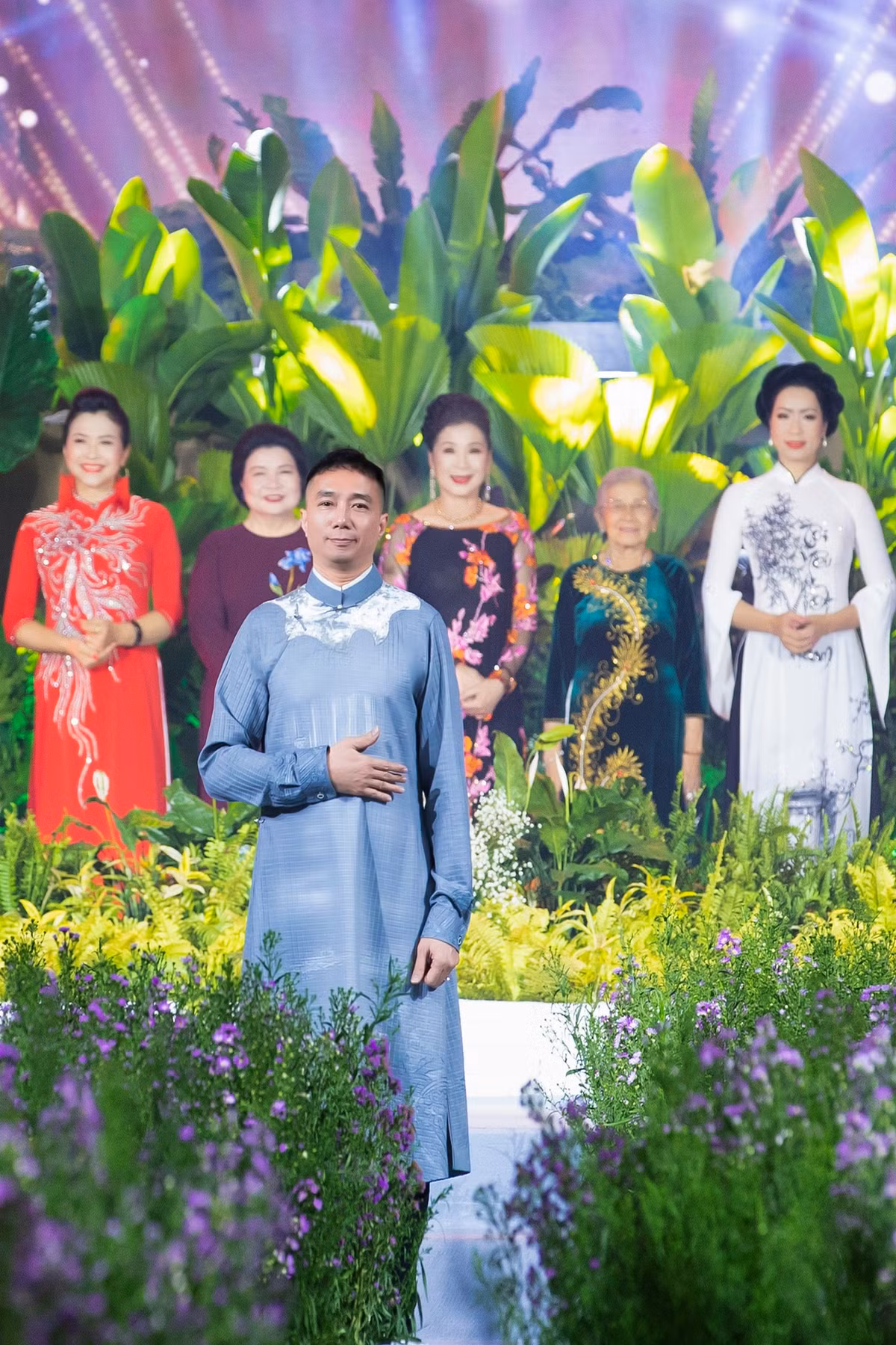 Ngoài BST Ngọc Viễn Đông, NTK Đỗ Trịnh Hoài Nam còn mang tới lễ hội BST Áo dài Thế giới như tôi thấy với các mẫu áo dài lấy cảm hứng từ quốc kỳ và các di sản đặc trưng của các quốc gia trên thế giới, thể hiện tinh thần hội nhập, cởi mở của Việt Nam với thế giới.