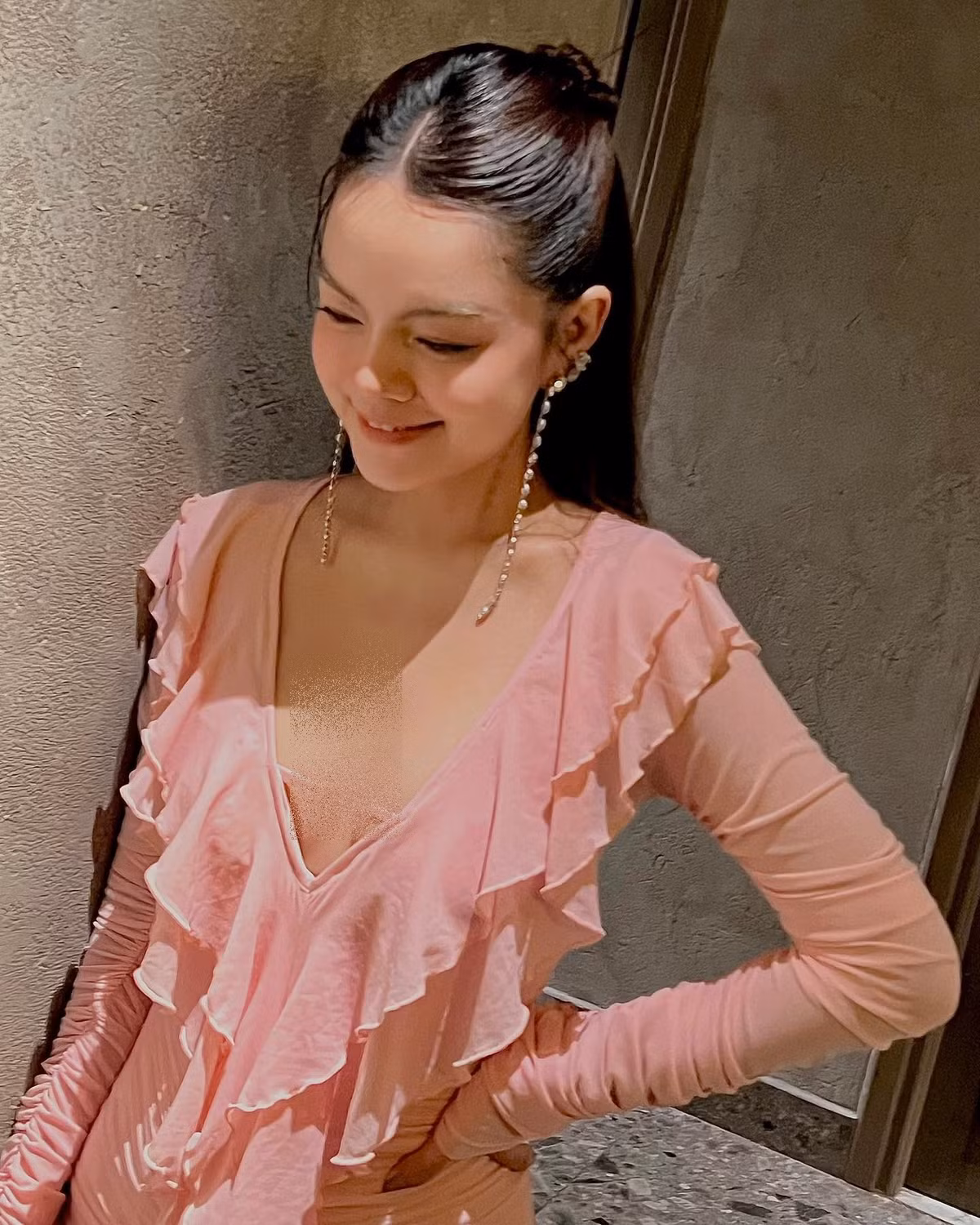 Phong cách thời trang của Phạm Quỳnh Anh cũng ngày một thăng hạng.