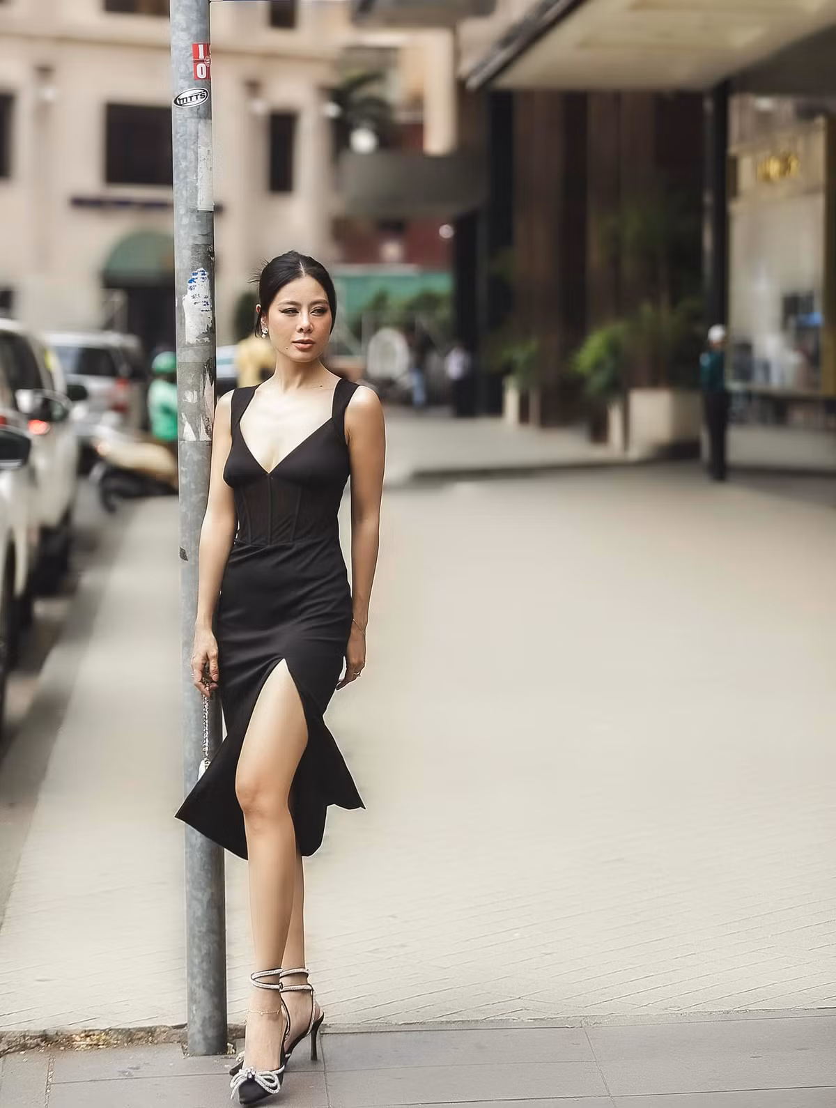 Nam Thu “len do” di hop voi vay khoet tren, xe duoi