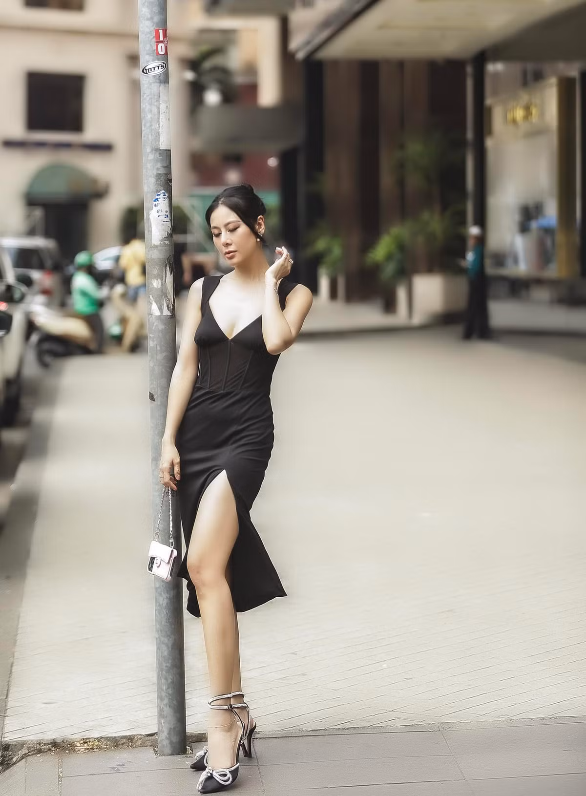 Thời gian gần đây, "mỹ nhân gợi cảm nhất làng hài Việt" chăm đăng ảnh thả dáng nóng bỏng trên phố.