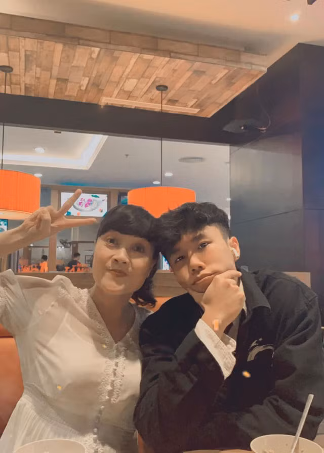 Mặc dù là con của nghệ sĩ nổi tiếng nhưng Long Vũ rất giản dị. "Nhím không bao giờ đòi mẹ mua thứ gì cả. Con không biết dùng hàng hiệu, nhiều lần thấy con ít quần áo quá, tôi cho tiền nhưng con không lấy. Con chỉ có hai cái quần và hai đôi giày thay đổi nhau thôi, đưa xe nào con đi xe đó mà không đòi hỏi. Có lần, đôi xăng-đan bị rách, con còn bảo bà mang ra chợ khâu lại để đi tiếp...", nghệ sĩ Vân Dung chia sẻ với Dân trí. (Ảnh: FBNV)