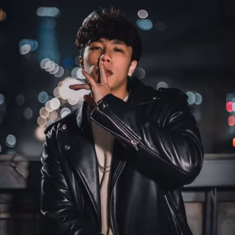 Long Vũ được khen là càng lớn càng rắn rỏi, nam tính.