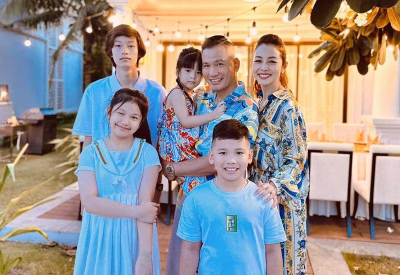 Không chỉ nổi tiếng là "bà mẹ đông con bậc nhất Vbiz", Jennifer Phạm còn được hội chị em ngưỡng mộ và không ngớt xin bí quyết làm đẹp da, giữ dáng.