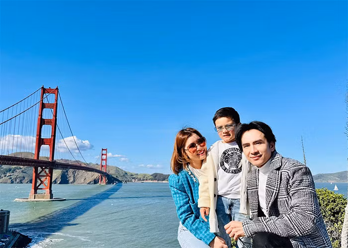 Dù đã ly hôn nhưng Đan Trường tiết lộ anh và Thủy Tiên vẫn có thể sống chung nhà nếu có dịp hội ngộ. "Thủy Tiên thỉnh thoảng vẫn ở khách sạn hay sang nhà tôi chơi, hoặc khi tôi qua Mỹ thì cũng ở khách sạn hoặc ở nhà Thủy Tiên. Chúng tôi vẫn chăm sóc, lo cho nhau bình thường, chỉ không còn là vợ chồng nữa", Đan Trường chia sẻ.