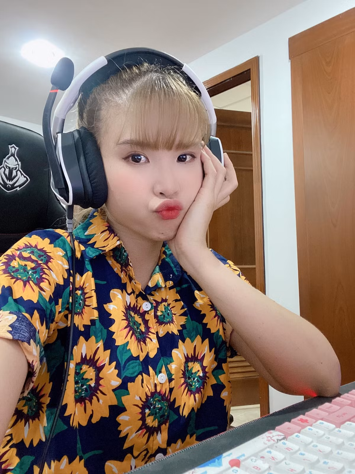 Trên truyền hình, "game thủ" Khởi My cũng gửi lời cám ơn má Năm - mẹ ruột của cô đã luôn hy sinh vì nữ ca sĩ, cho đến khi mẹ tìm được người con rể mà mẹ tin tưởng để trao lại con gái.
