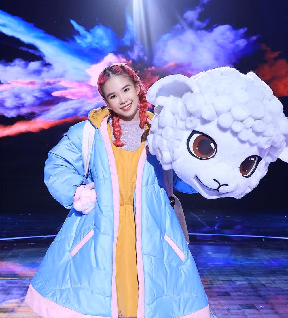 Tham gia The Masked Singer Vietnam - Ca sĩ mặt nạ mùa 2, "Cừu Bông" Khởi My gây tiếc nuối khi phải lộ diện và dừng chân tại tập 5 của chương trình. Ảnh: BTC.