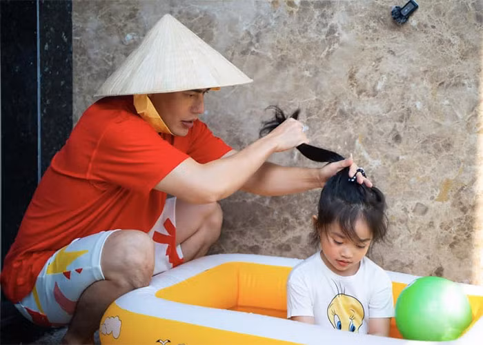 Khi có thời gian rảnh, nam diễn viên sinh năm 1989 chăm con giúp vợ. Hiện nam diễn viên đang tham gia chương trình "Mẹ vắng nhà, ba là siêu nhân".