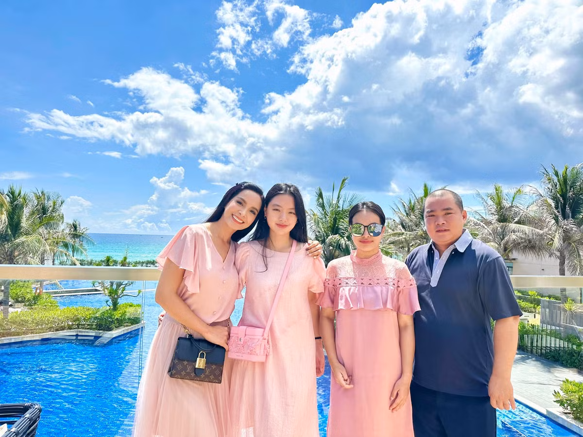 17 năm trước, siêu mẫu nổi tiếng Hà thành quyết định kết hôn với nhạc sĩ Minh Khang, chấp nhận bỏ lại công việc đang phát triển để theo ông xã vào TP HCM lập nghiệp.
