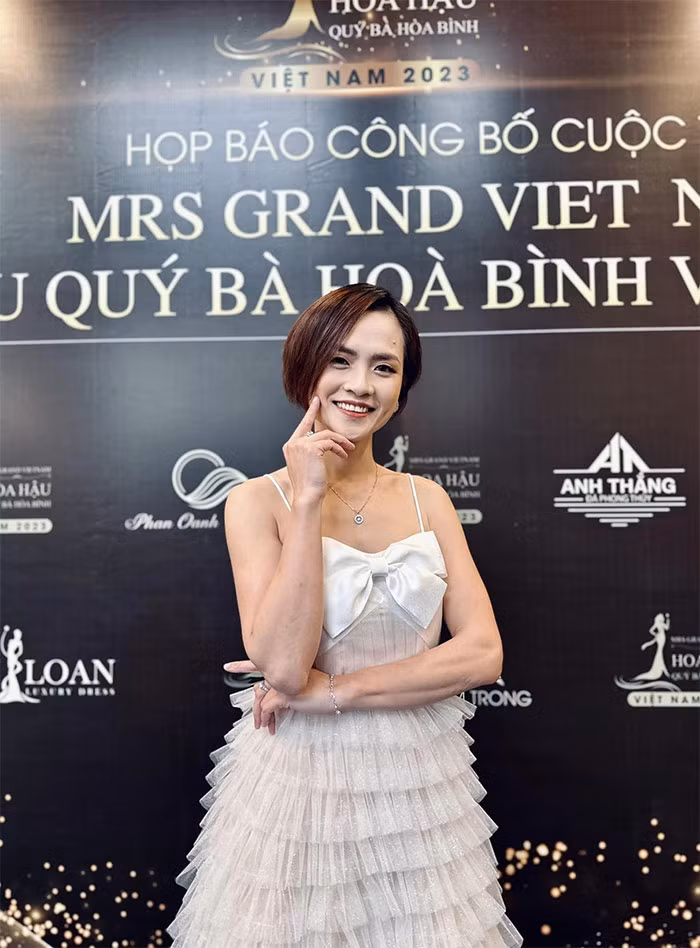 Người vào vai vợ của Tuấn Tú trong phim "Anh có phải đàn ông không" là nữ diễn viên Thúy An.