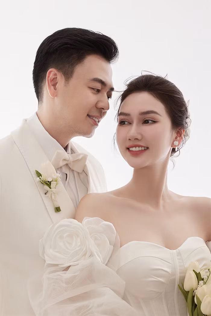 Trong phim mới nhất "Món quà của cha" Tuấn Tú vào vai chồng của nữ diễn viên Hương Giang. Cả hai được khen đẹp đôi vì ngoại hình rất sáng.