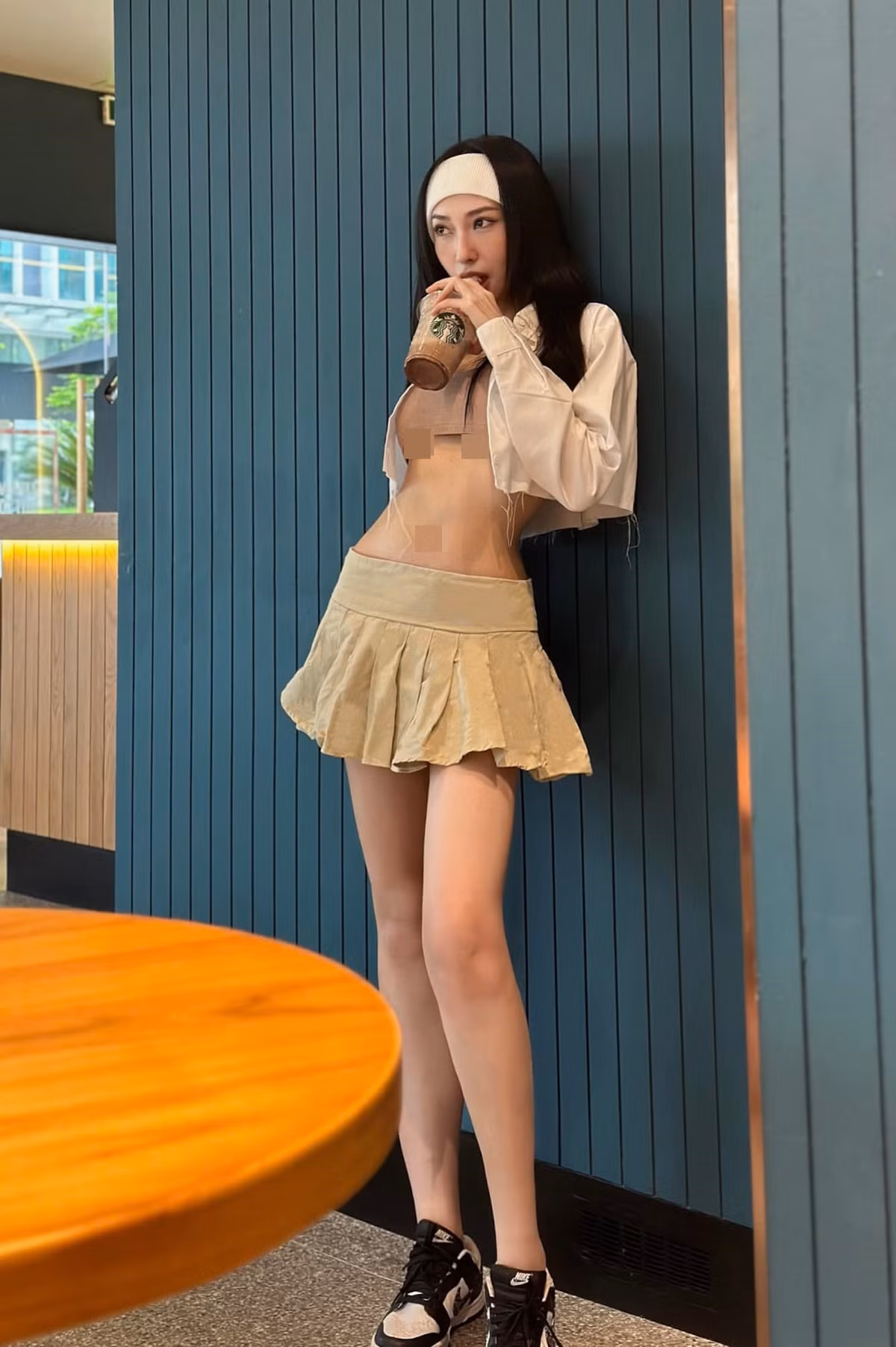 Trên trang cá nhân, Khổng Tú Quỳnh khiến fan bất ngờ với loạt ảnh khoe body đẹp mắt.