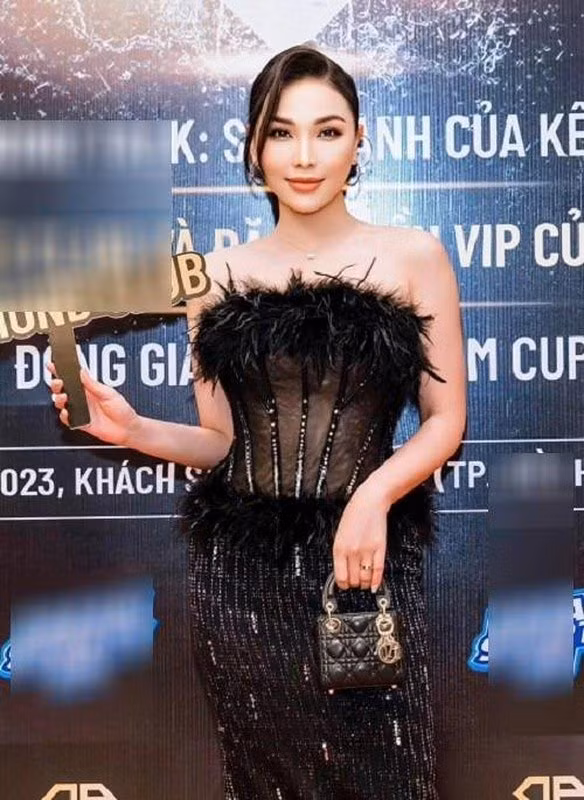 Xuất hiện trong một sự kiện mới đây, mặc dù đã mặc váy đen nhưng người mẫu Quỳnh Thư vẫn gây chú ý vì vòng hai to bất thường và tăng cân hơn trước.