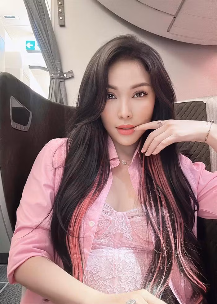 Thời gian gần đây, Quỳnh Thư gây chú ý khi bị cho là người thứ ba xen vào cuộc hôn nhân của Diệp Lâm Anh và thiếu gia Nghiêm Đức.