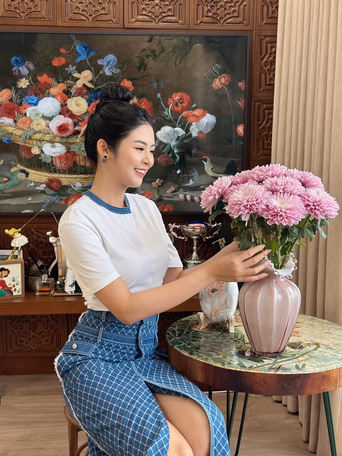 Chồng làm việc ở Bộ Ngoại giao hay phải đi công tác, Ngọc Hân dù bận rộng nhưng vẫn chu toàn mọi việc ở nhà. Nàng hậu mới đây còn khoe khoảnh khắc cắm một bình hoa đẹp đón ông đã đi công tác về.