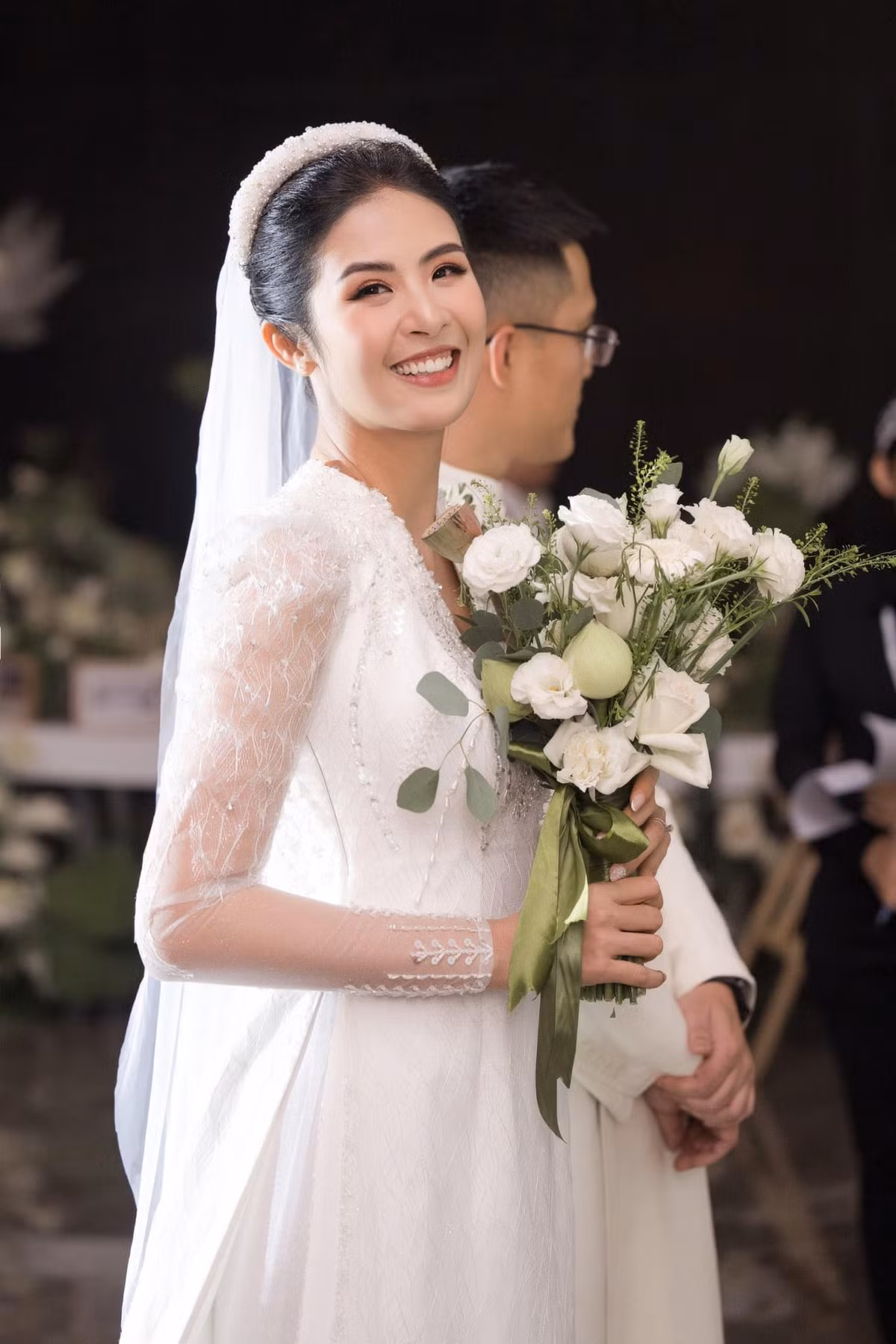 Bên cạnh sự nghiệp, Hoa hậu Việt Nam 2010 còn nhận được nhiều sự quan tâm quanh chuyện tình cảm với ông xã Phú Đạt, kém cô 1 tuổi.