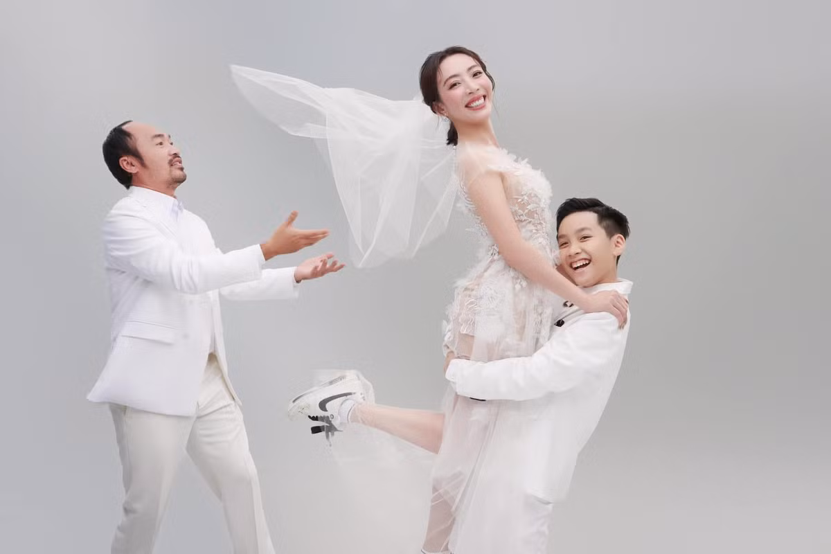 Vợ chồng Thu Trang - Tiến Luật hạnh phúc viên mãn bên con trai trong cơ ngơi bề thế đắt đỏ sau 12 năm về chung một nhà.