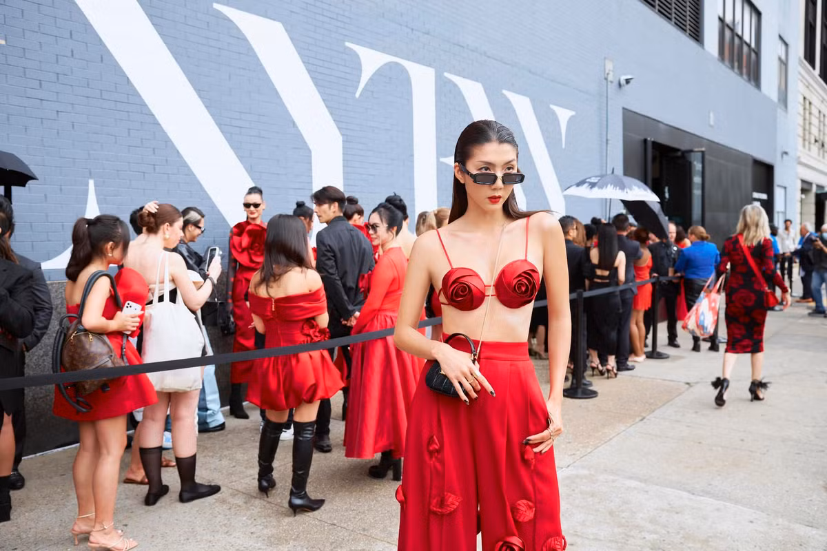Trong dress code màu đỏ, cựu người mẫu sinh năm 1988 chiếm spotlight với trang phục táo bạo.