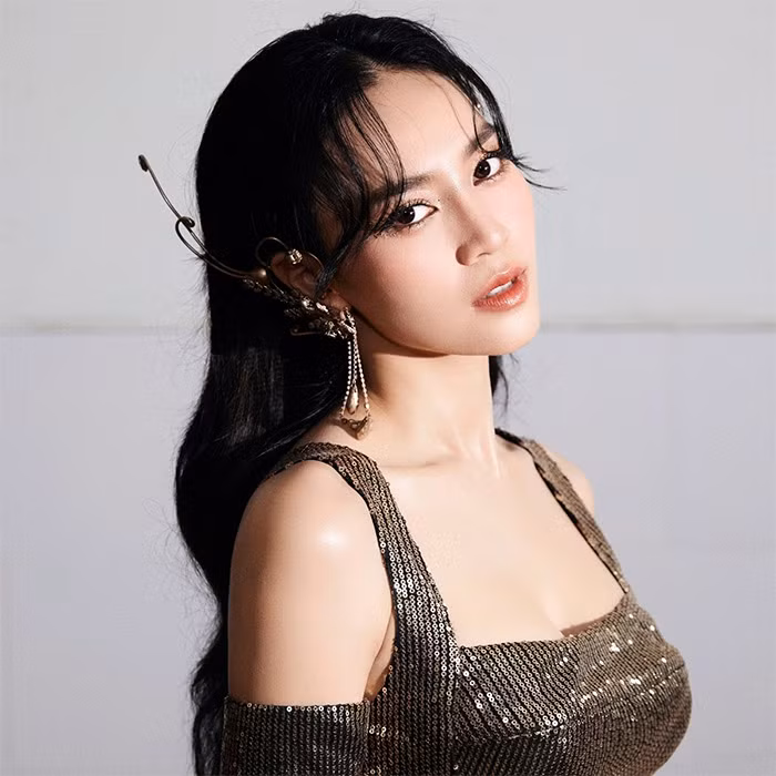 "Đầu tiên, tôi - Ninh Dương Lan Ngọc gửi lời xin lỗi đến các đơn vị nhãn hàng, đối tác, người thân, gia đình, bạn bè và đặc biệt là quý khán giả vì khiến mọi người phải đọc những thông tin không hay đang tràn lan trên mạng vừa qua. Nay tôi xin khẳng định người con gái trong đoạn clip đen đang tràn lan trên mạng không phải tôi. Sự việc này thật sự là cú sốc lớn trong sự nghiệp hoạt động nghệ thuật của tôi và ảnh hưởng rất lớn danh tiếng của tôi...", Ninh Dương Lan Ngọc chia sẻ. (Ảnh: FBNV)