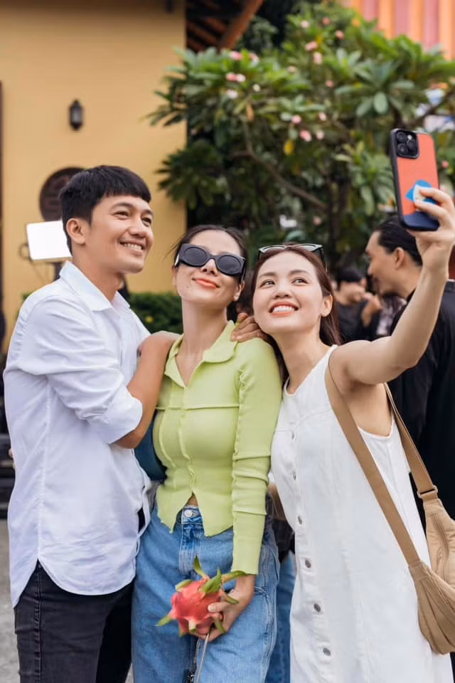 Một số ít lại lên tiếng bênh vực Nam Thư: "Vợ anh Quang Tuấn chưa lên tiếng thì mọi người cũng không cần phải bức xúc". Trước những lời chỉ trích, Nam Thư không ngại đáp trả: "Dạ thưa mấy anh chị vô ghen giùm. Em biết em đăng lên là mấy anh chị vô la vô rầy em, nhưng mà em vẫn đăng là mấy anh chị hiểu em không ngại gì rồi. Mong anh chị ủng hộ phim mới sắp tới của hai anh em em ạ. Bao sợ".