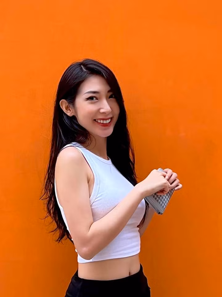 Về chuyện đời tư, sau cuộc tình tan vỡ với Ngô Kiến Huy, Khổng Tú Quỳnh khá kín tiếng về chuyện tình cảm. Nữ ca sĩ tận hưởng cuộc sống độc thân quyến rũ ở tuổi U35.