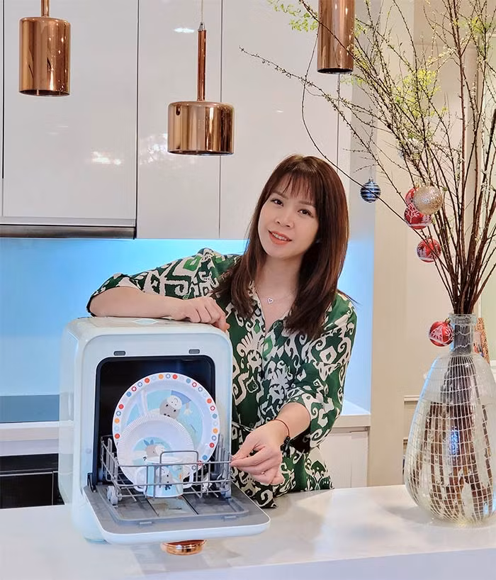 Ở tuổi 38, sau ba lần sinh con, vợ Mạnh Trường vẫn giữ được vẻ trẻ trung, không kém cạnh khi sánh vai cùng chồng.
