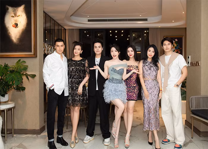 Vì sinh nhật của Quỳnh Nga trước Việt Anh một ngày nên vài năm nay cả hai thường tổ chức chung một buổi.